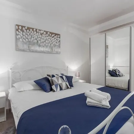 Mass Black Apartment Porec
