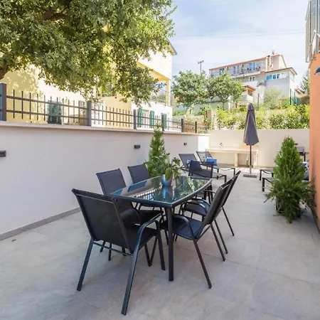 Apartment Mass Black Porec