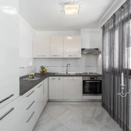 Apartment Mass Black Porec